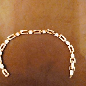 Gorgeous vintage gold tone link style bracelet